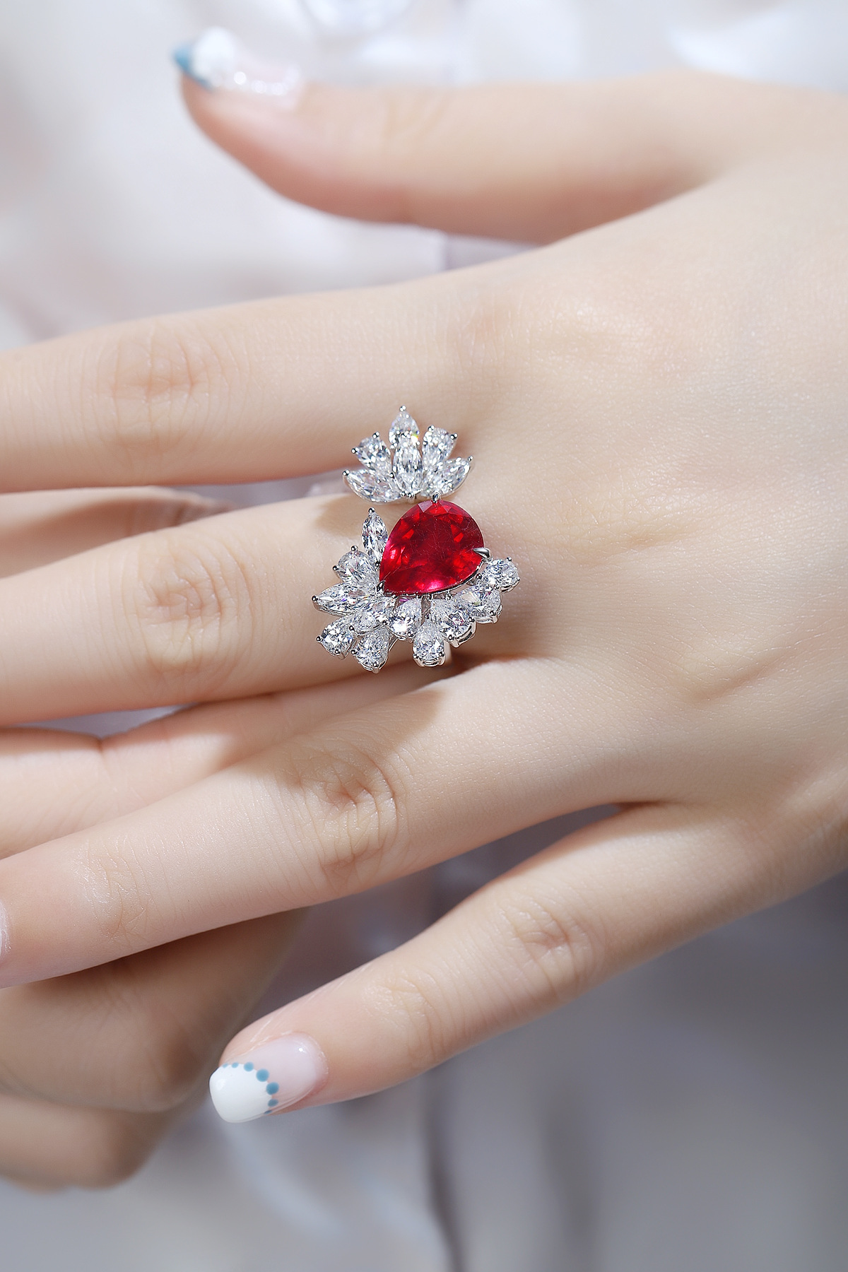 Will moissanite turn black or fade over time?(Image2) 培育红宝石戒指5.jpg