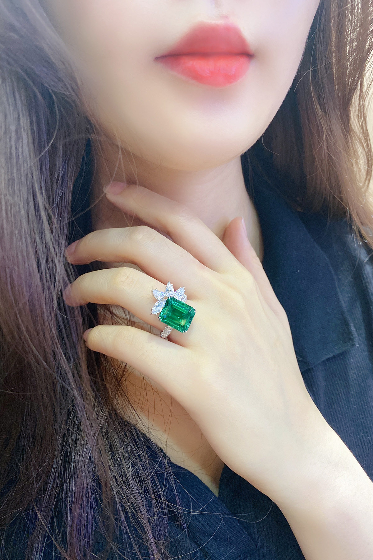 Will Lab Grown Diamonds Lose Their Sparkle Over Time?(Image2) 培育祖母绿戒指1.jpg
