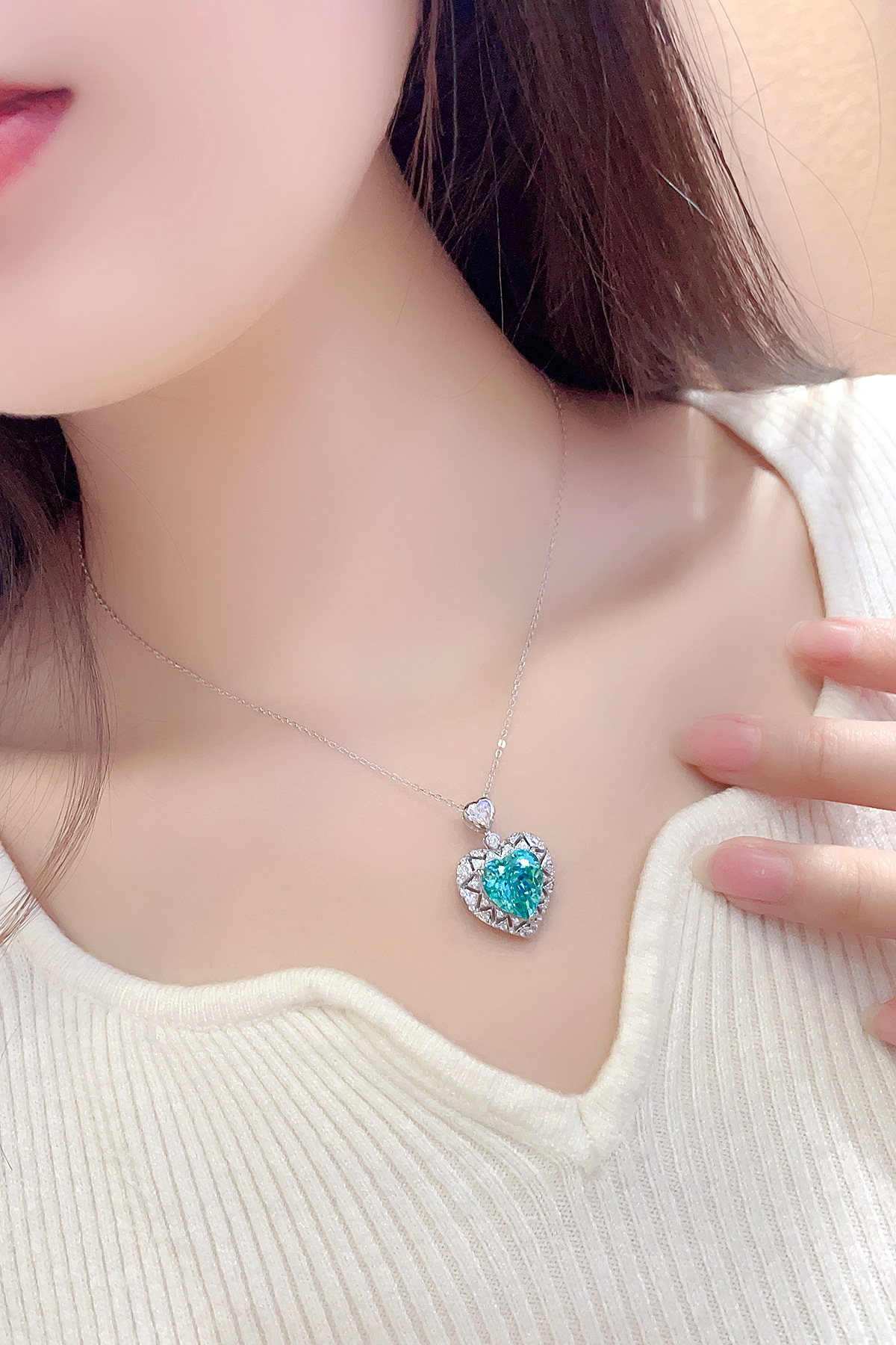 Do Side Stones Reduce Center Lab Diamond Fire?(Image2) 培育帕拉伊巴项链5.jpg