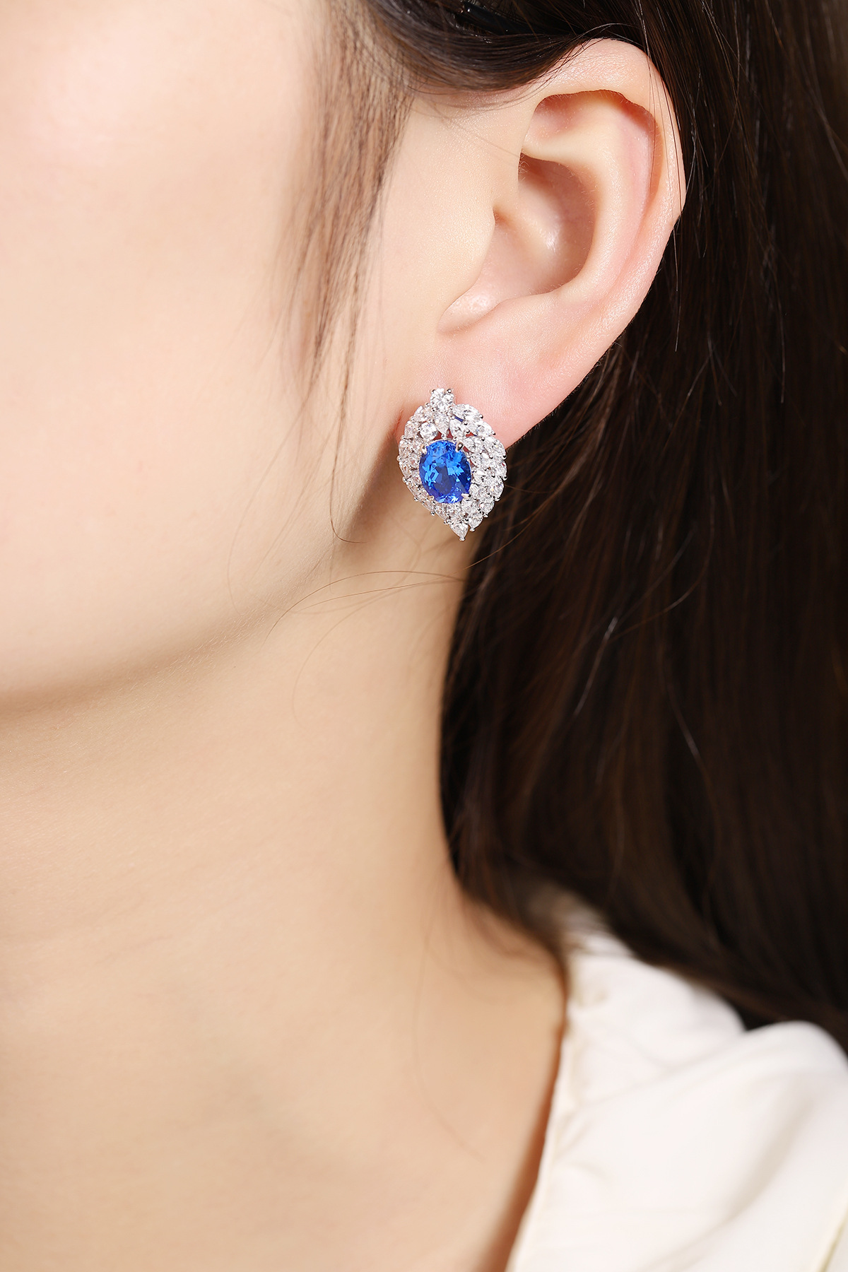 Which is better for daily wear, moissanite or lab-grown diamond?(Image2) 培育钴尖晶耳钉-.jpg