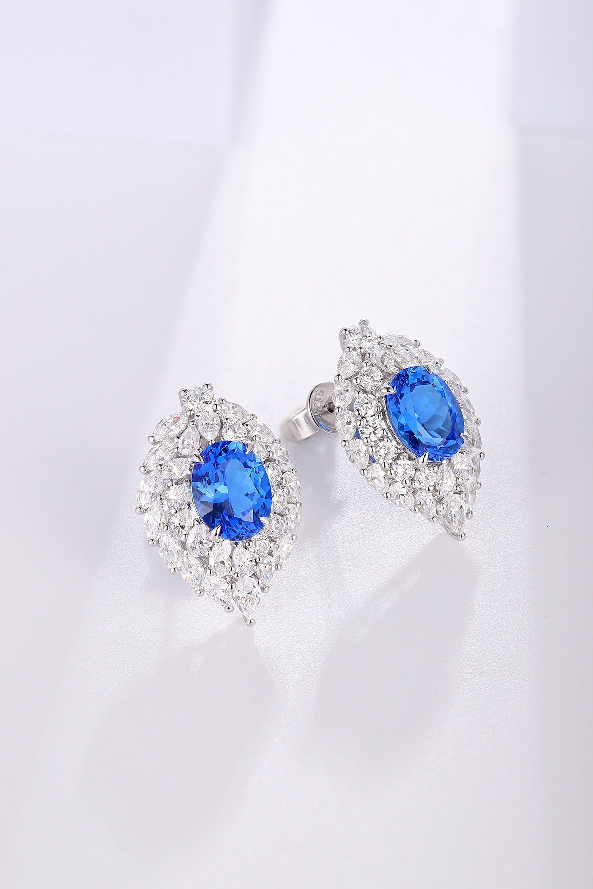 Does Dust Buildup Dull Lab Grown Diamonds?(Image2) 培育钴尖晶耳钉.jpg
