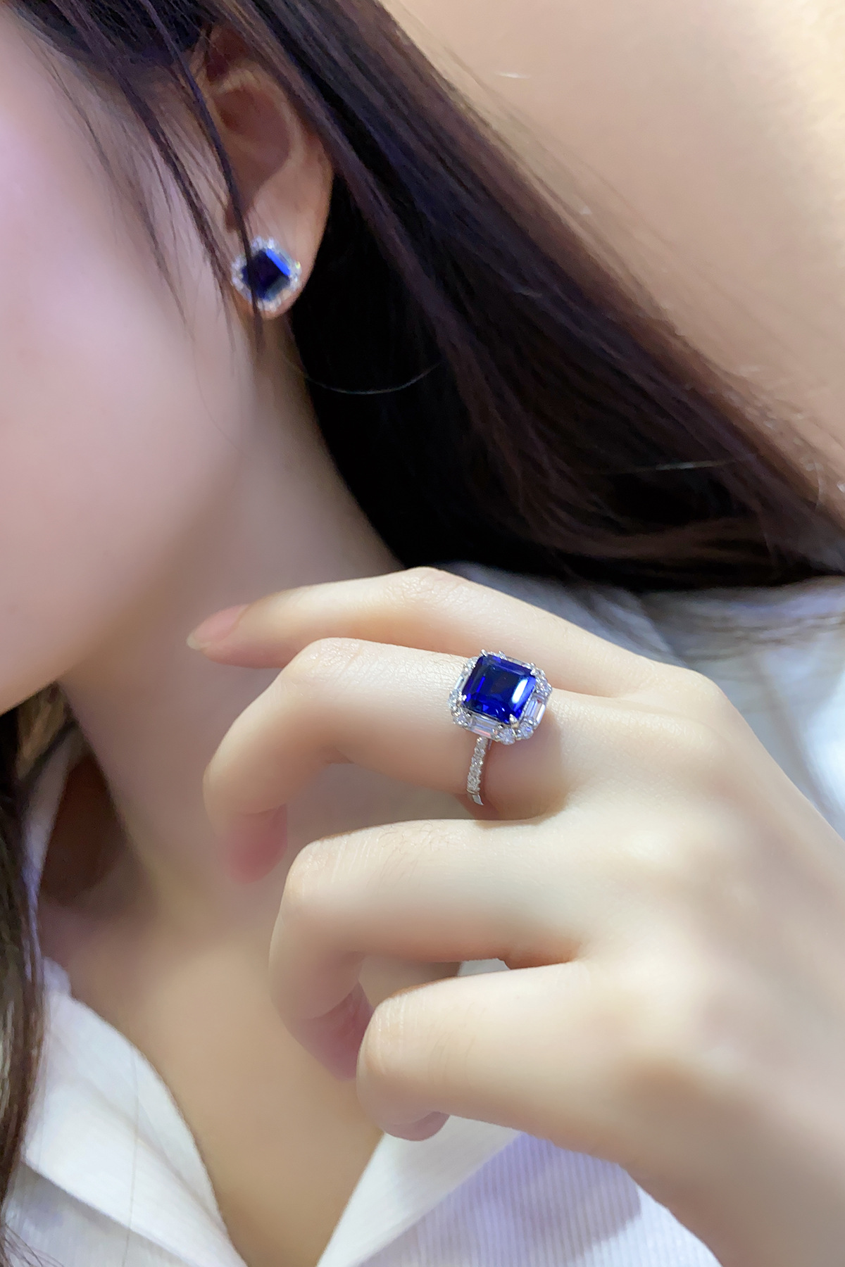 The PVT Growth Process Behind High-Clarity Moissanite: How Advanced Crystal Technology Creates Exceptional Beauty(Image2) 培育蓝宝石戒指-.jpg