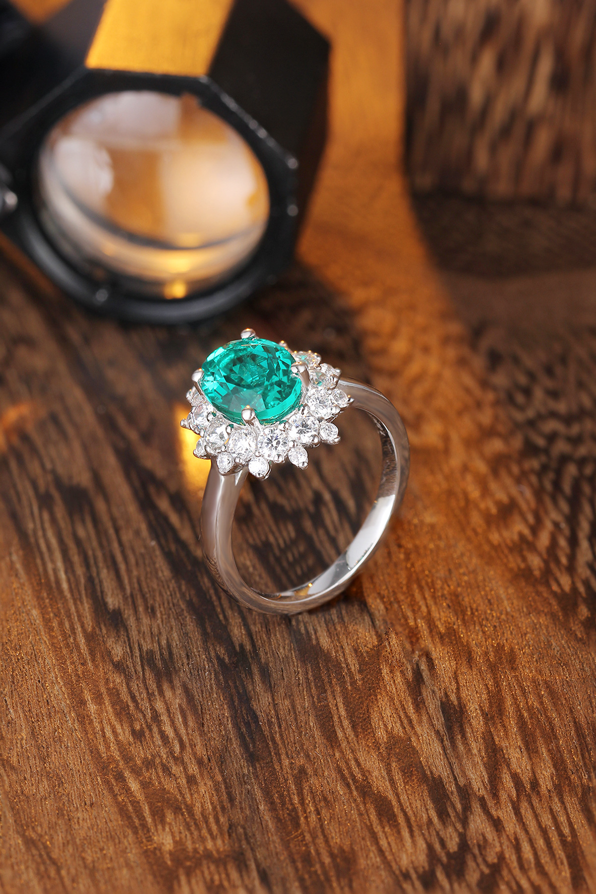 Which Stays Brighter Long-Term: Lab Diamond or Moissanite?(Image2) 培育祖母绿.jpg
