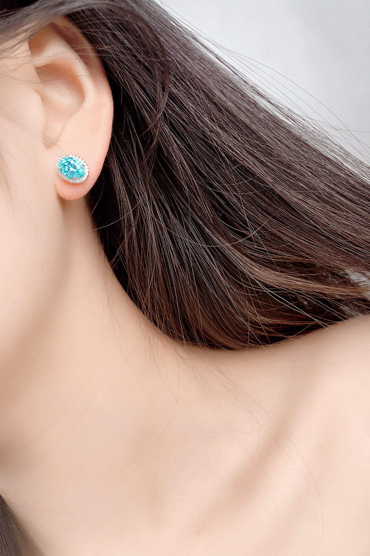 Do Moissanite Stones Fade When Exposed to Sunlight?(Image2) 培育帕拉伊巴耳钉-.jpg