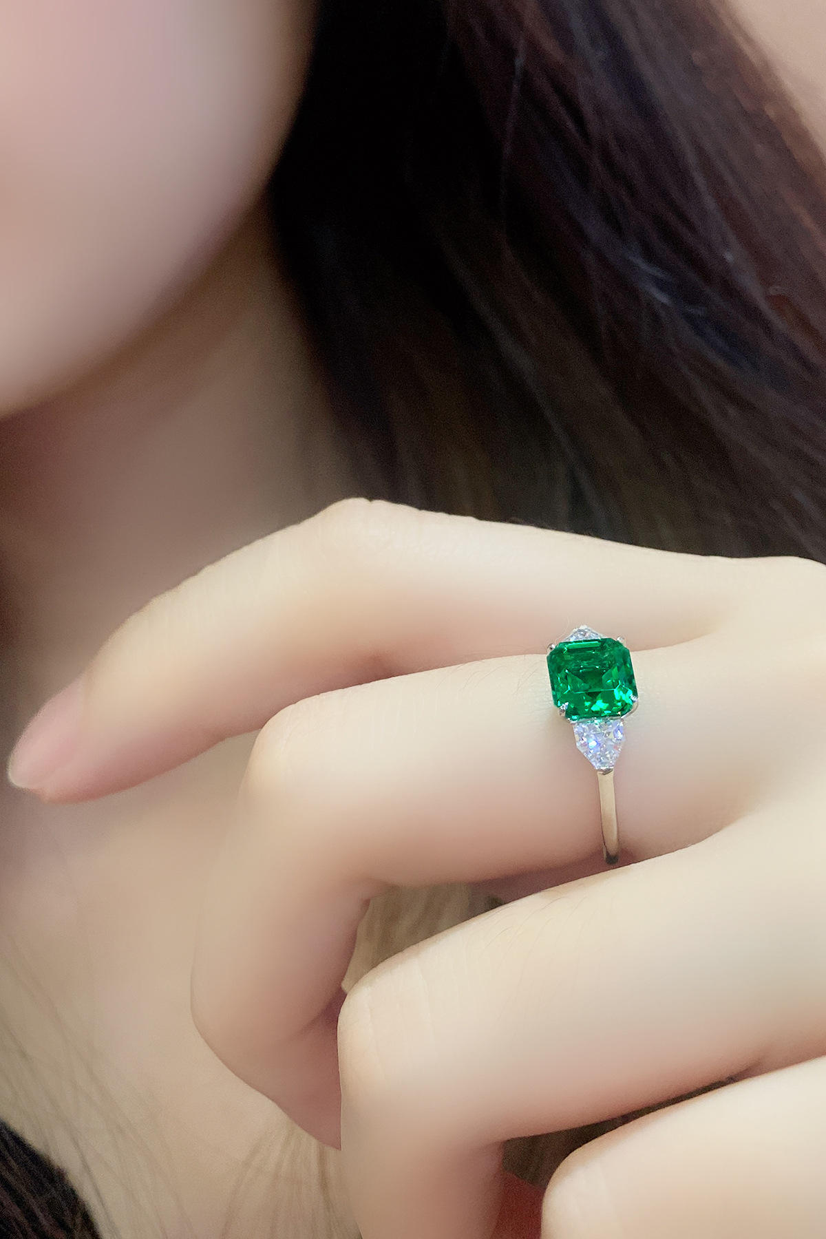 Does Moissanite Cut Affect Setting Stability?(Image2) 培育祖母绿戒指-.jpg
